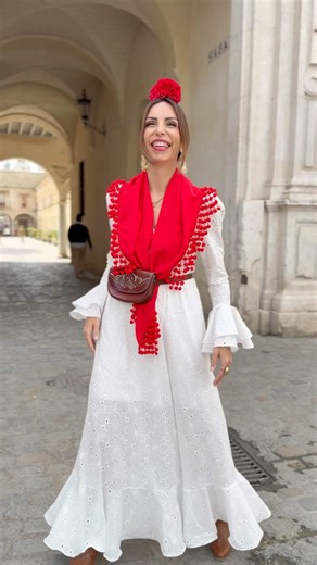 Quien quiere una bata? 💃 #modamujer #elrocio #sevillana #modafeminina #flamenca #feriadeabril