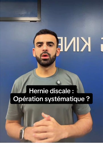 PARTIE 4 – Hernie discale : faut-il se faire opérer ? La chirurgie n’est pas automatique. Dans la majorité des cas, une hernie discale évolue favorablement avec un traitement conservateur : repos relatif, traitement médicamenteux adapté, rééducation progressive. 👉 L’opération est généralement envisagée lorsque : • le déficit neurologique progresse • la perte de force persiste • la douleur radiculaire reste invalidante malgré plusieurs semaines de traitement • il existe un syndrome de la queue d