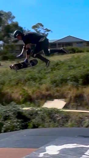 Beaver’s trick list is out of a video game 😵‍💫🤯 (via: IG/beaverfleming)