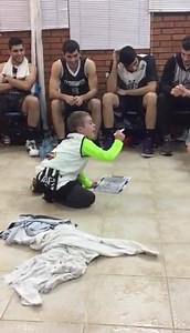 1.5M views · 12K reactions | #CAEBASKET | El tercer asistente de Gustavo "Lobito" Fernández. Gracias Jaime por tu incondicionalidad y por tener ese corazón tan grande de color blanco y negro. | Club Estudiantes Olavarría | Facebook