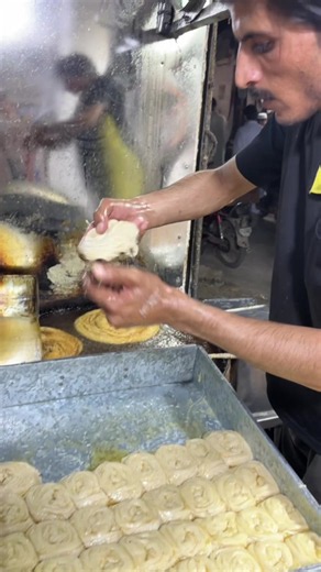 Golden Crunch: Deep-Fried Wheat Vermicelli Recipe