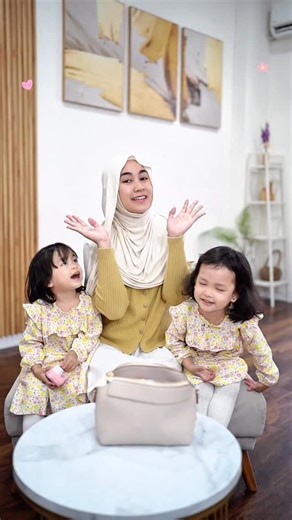 Anisa Rahma Adi on Instagram: "Get ready with Me and Twins!🤍 Cerita mana yang temen2 pada baru tau?? 😆🥰 Senangnya punya anak gadis, kalau mereka udah bener- bener paham skincare dan makeup bisa siap siap bareng 🥹 Step yang engga boleh di skip kalau aku itu sunscreen ya, berasa kosong banget kalau engga paka. Anak- anak juga pakai ya, wajib banget karna sinar UV lagi extreme sekarang. pakainya punya @lolunaofficial as always. Sunscreen Aman, Nyaman dan kulit auto glowing soalnya ada teknologi
