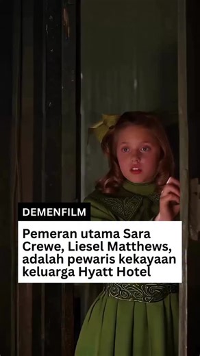 DEMEN FILM - REKOMENDASI FILM 😍 on Instagram: "Liesel Matthews, pemeran Sara Crewe dalam film A Little Princess (1995), sebenarnya bernama asli Liesel Anne Pritzker (kini Liesel Pritzker Simmons). Ia adalah bagian dari keluarga Pritzker, dinasti kaya raya yang mendirikan jaringan hotel Hyatt—salah satu yang terbesar di dunia. Keluarga ini memiliki kekayaan mencapai puluhan miliar dolar, menjadikan Liesel sebagai pewaris langsung dari kekayaan tersebut sejak lahir. Meski sukses berakting di usia
