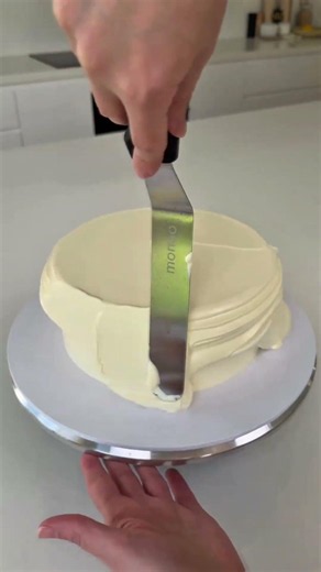 ​Satisfying Lemon & Blueberry Cake Decorating