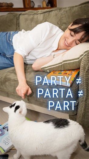 ❌ PARTY ≠ PARTA ≠ PART ≠ PARŤÁK 🎉 party ➡️ вечеринка Jdeme na party. — Идём на вечеринку. 👥 parta (разговорное) ➡️ компания людей, тусовка Jsme dobrá parta. — Мы классная компания. 🤝 parťák (разговорное) ➡️ напарник, свой человек Můj parťák v práci. — Мой напарник на работе. 🎭🎼 part ➡️ роль / музыкальная партия Herec odehrál svůj part. — Актёр сыграл свою роль. ⠀ #репетиторчешского #курсычешского #учительчешского #чешский #курсычешскогоязыка