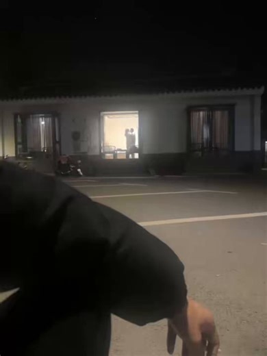 要玩大学生还是得离学生近呐，近水楼台先得月，如果这个是真的那这个代价就有点大了，还不如👜个外校的，你说呢