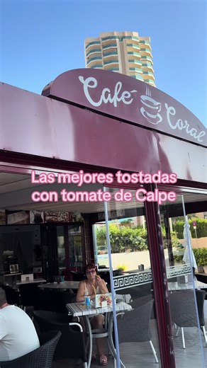 Si estás de vacaciones en Calpe y buscas un sitio tranquilo para desayunar cerca de la playa de la Fossa, Café Coral es una parada obligada. Sus tostadas con tomate son crujientes y sabrosas, perfectas para empezar el día con energía. Con una brisa mañanera ideal, este café se convierte en uno de los mejores rincones para disfrutar de un desayuno relajado en la Costa Blanca. ¿Ya lo has probado? 📍Café Coral, Calpe #calpe #vacaciones #desayunos #costablanca #tiktoktravel