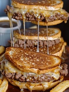 🥪 Patty Melt with Secret Sauce Serves: 2 | Prep: 15 min | Cook: 25 min 📋 Ingredients For the Secret Sauce: ¼ cup mayonnaise 2 tbsp ketchup 1 tbsp sweet pickle relish ½ tsp garlic powder ½ tsp onion powder Pinch of paprika For the Patties & Onions: 1 tbsp olive oil or butter 1 large yellow onion, thinly sliced ½ lb (8 oz) ground chuck (80/20 fat for juiciness) ½ tsp salt ¼ tsp black pepper 1 tbsp Worcestershire sauce (optional but chef’s kiss) To Assemble: 4 slices rye bread (or marble rye!) 4 