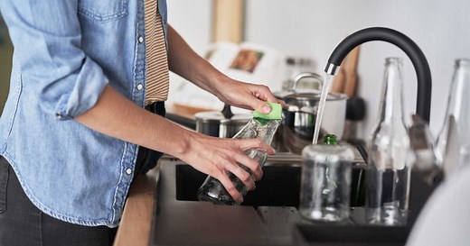 Carafes et bouteilles en verre : l’astuce efficace pour nettoyer le fond facilement