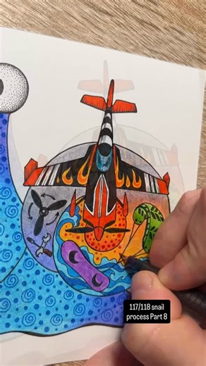 117toji ir 118toji sraigės- pagal užsakymą porai😊🌺 Moteris - Hario Poterio fanė, tad pridėjau visokių daikčiukų iš to filmo 😊 Dar mėgsta kepti morkų pyragus ir labai myli savo katiną 😊 Vyras - radio bangom valdomų modelių inžinierius ir pilotas - nupaišiau vieną jo lėktuvų ir valdymo pultą ant kaklo 😊 Jis taip pat mėgsta ekstremalų sportą- snieglentes bei kaitus 😊 Jie abu kelis kartus iš gilės užaugino Ąžuoliuką, tad patalpinau medelį tarp jų 🥰 117th and 118th snails - custom made for a c