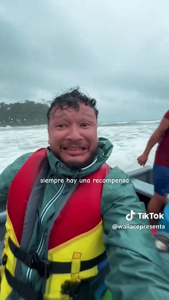 NUNCA había visitado Darién, y esta vuelta fuimos con la silla de @HomeCenter Panamá y una desconocida que nos topamos en la tienda ✨ Playa Muerto se llama nuestro destino, queda a 4 horas en auto hasta puerto Kimba y de ahí 4 más en lancha (es menos si hay buen clima) No esperes muchas comodidades, tienen lo básico y con eso es MÁS que suficiente, dormir por 4 noches en esa cabañita, echando cuentos con los amigos y todos los días yendo a comer comida local y visitar senderos bellos, así como v