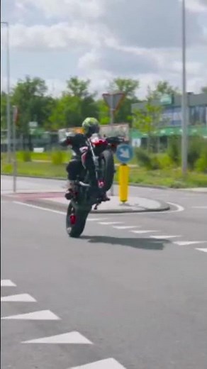 Ducati Hypermotard Wheelie Time