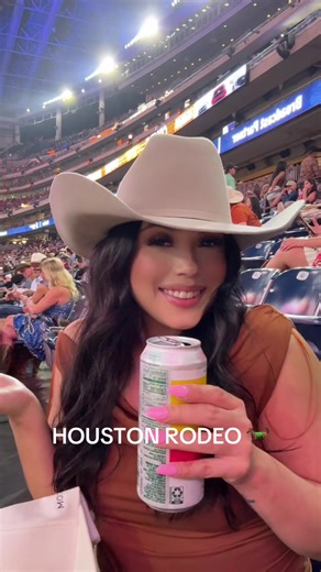 📍 Houston Livestock Show & Rodeo 🍻🐎 @Julissa #houstonlivestockshowandrodeo #houstonrodeo #rodeoseason