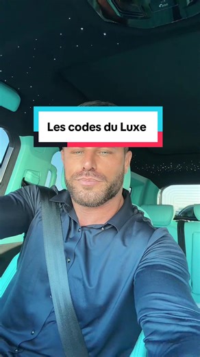 Nombreux sont ceux qui considèrent le luxe comme étant synonyme de richesse, de voitures et de visibilité. Or, les véritables codes du luxe s’étendent bien au-delà de ces aspects matériels, englobant des normes de comportement et d’élégance raffinées.