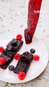 5.4K views · 12 reactions | Pâte de fruits rouge façon Roll-Up Ingrédients : 500g de fruits rouges au choix (ici myrtilles & framboises) le jus d’un demi citron 80 g de miel ou 4 cas #RouleauxDeFruits #RollUpMaison #HealthySnacks #RecetteFacile #FruitsRouge #pâteDeFruits #SansSucreAjouté #GourmandiseSaine #DeliciousSnacks #HealthyTreats | Recette Facile | Facebook