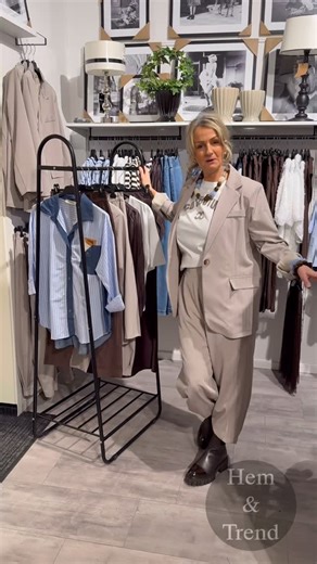 @hemochtrend on Instagram: "Lång video med massa nytt🤩 Kostym set från @martaduchateau_sverige 👏🏼🤎 MDCmajken kavaj 599kr och MDCzelia ballong byxa fango 549kr Snygg T-shirt från @cocouture_official 👌🏼CC Zengacc Tee O-Neck 749kr Mdclila brun volang blus 549kr Satin kjol brun lång 599kr Mdcuma brun byxa 599kr Till sist den snygga skjortan Minna skjorta blå/ detaljer🤩 699kr Allt finns på webben och i butiken🛍️💗"