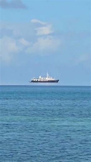 Barcos flotando en el cielo… ¿esto es real 😳 #fenomeno #barcos #navegar #oceanos