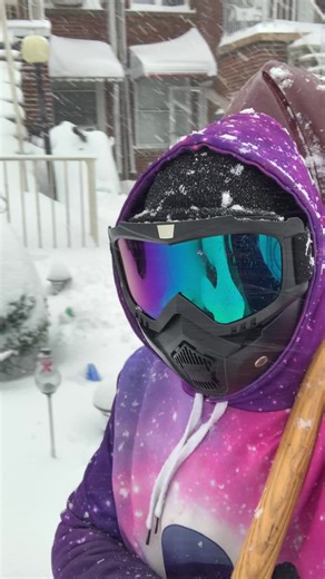 Alienman enjoying the snow ❄️ no ufo on sight 🛸🛸🛸👽👽