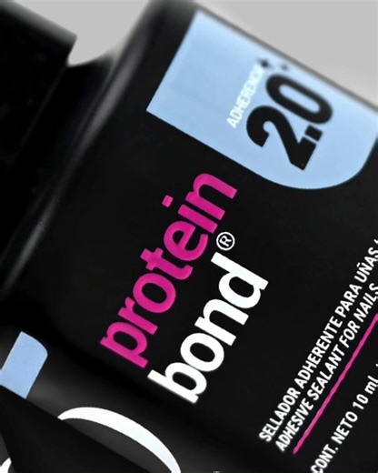 Tu aliado clave en aplicaciones profesionales. ✨ Protein Bond 2.0 integra características diseñadas para optimizar la etapa de preparación de la uña natural. Su tecnología de máxima fijación y doble anclaje, favorece resultados de larga duración en una sola capa. 👉 Desliza y conoce sus características. #OrganicNails #ProteinBond #nailartist #misalon