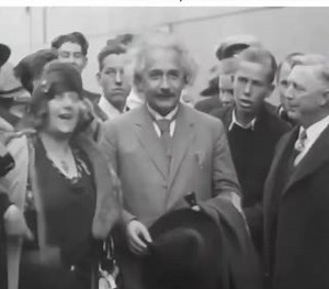Albert Einstein arrives in America, 1930. | History In Pictures