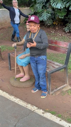 Criança feliz tirando goto com sua vó