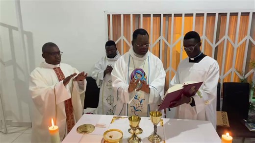 Vous suivez la messe de la nuit de Noël avec les grands Séminaristes en direct de l’évêché et présidée par S.E.Mgr Philippe Alain MBARGA. | Le Diocèse d'Ebolowa