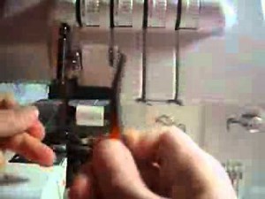 ¿Cómo enhebrar la máquina overlock de silvercrest?