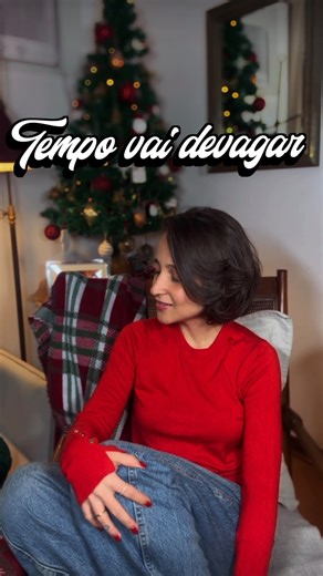 Bárbara Dias on Instagram: "CATÁLOGO - Ep. 2 ✨ tempo vai devagar Uma das músicas mais importantes do meu catálogo musical - tempo vai devagar é uma parceria escrita com meu amigo @euandrevieira, a segunda canção do disco Parto que ficou pronta e a história de TODOS nós - inclusive a minha. Gosto dessa música porque mostra como todos - apesar de diferentes, somos tão parecidos e passamos por situações canônicas e universais. Escrevi a frase “chega em casa com vergonha e diz que quer namorar” lemb