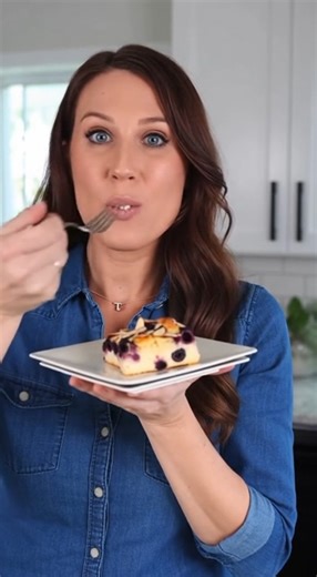 Blueberry Almond Cottage Cheese Breakfast Bake 𢡄 – Healthy, Protein-Packed & Delicious Ingredients (makes about 6 servings): 2 cups cottage cheese 1 cup rolled oats 1 cup fresh blueberries 1/2 cup almond flour 1/4 cup honey 1 teaspoon vanilla extract 1/2 teaspoon baking powder 1/4 teaspoon salt 2 large eggs 1/4 cup sliced almonds Nutrition info (per serving): ~200 kcal | 12g protein | 7g fat | 25g carbs | Easy Peasy Recipes | Facebook