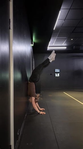 CK🫶🏼 on Instagram: "The crack this gave my back was not fun #gym #fyp #gymnastics #handstand #crack"