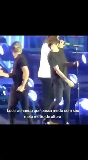 Louis achando que passa medo 😂 #onedirection