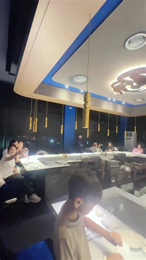 46 reactions | 在這裡10年多第一次帶著（眷屬）參加聚會第一次帶兒子參加公司聚餐，沒想到這孩子超級不怕生！！他以為的鐵板燒是我們外面夜市的鐵板（麵） #單親媽媽 #母子 #兒子 #心肝寶貝#諧星寶寶 #第一次 #聚餐 #活動 #體恤 #員工 #夏慕尼 #鐵板燒 #包場 #慶生 #10月 #天蠍座 | Ruby Li | Facebook