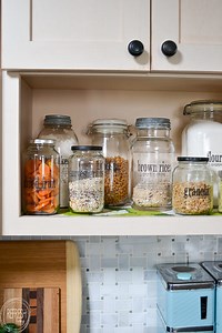 Pantry Labels on Glass Jars (free pantry label printables)