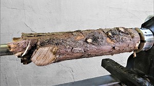 Transforming a Rough Bark-Covered Log into a Smooth Masterpiece | Lathe Woodturning
