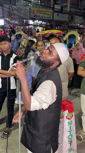 ব্যস্ত ঢাকায় হৃদয়ছোঁয়া কুরআন তেলাওয়াত মুগ্ধ হয়ে দাঁড়িয়ে গেলেন পথচারীরা