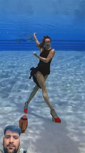 dancing underwater😎#underwater #pool #dance #shortdance #dancevideo