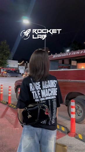 RAGE AGAINST THE MACHINE – [ 390 THB ] เปิดขายแล้ววันนี้ที่ Rocket Lab ⚡🔥 (สินค้าพร้อมส่งทุกออเดอร์) เสื้อวง Rage Against The Machine ลายทัวร์ในตำนาน “Public Service Announcement” พร้อมปกอัลบั้มประวัติศาสตร์ Self-Titled ที่เป็นสัญลักษณ์การต่อสู้กับระบบและอำนาจเผด็จการ ใครที่เคยอินกับเพลง “Killing in the Name” หรือ “Bombtrack” ต้องบอกเลย—ลายนี้คือ Must Have! 📌 ด้านหน้า: ภาพนักบวชชาวเวียดนามผู้ลุกเป็นไฟ—สัญลักษณ์การประท้วงเผด็จการที่โลกจดจำ 📌 ด้านหลัง: ตารางทัวร์ Rage Against The Machine ที่สะท