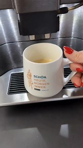 Anzeige/ Mein Morgen-Mantra: SCHÖN HEUTE MORGEN IMMER! ✨ • Tag starten mit dem richtigen Mindset! Genau dafür habe ich meinen Kaffee ☕️ und den besten Spruch auf meinem Becher: SCHÖN HEUTE MORGEN IMMER! Ein guter Start ist die halbe Miete, oder? 😉 • Einmal kurz wach werden, dann wird sich für einen neuen Look fertig gemacht! • Mein heutiger Look: Ich liebe den Mix aus bequem und elegant. Die Basis ist eine weiße Oversize-Bluse zur weiten Jeans. Mega lässig! • Und dann kommen die Lagen und die A