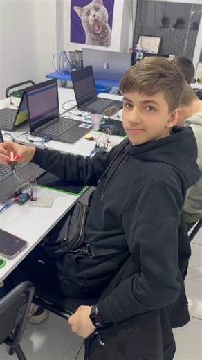 Robocode Levanevskogo on Instagram: "🤖 Робототехніка — це більше, ніж просто код Робототехніка об’єднує програмування, електроніку та інженерію в одну потужну галузь науки. У R0B0C0DE ми навчаємо C++ з практичним застосуванням у вбудованих системах (embedded-програмування). Наші учні не просто вчать теорію — вони пишуть код, тестують його та бачать результат у реальному світі ⚙️ З дитинства ми формуємо чітке розуміння того, як код працює насправді. Саме це стає залізобетонним фундаментом для ма