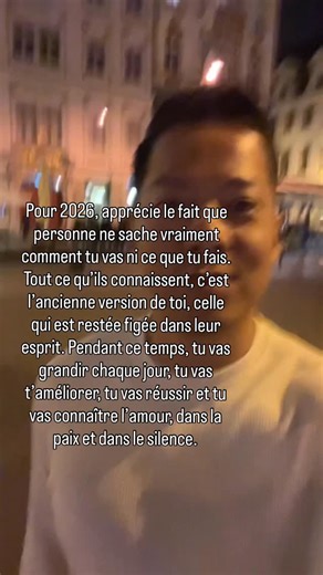 Jimmy YUTH | Expert Mindset | Coach on Instagram: "Si tu veux vraiment que 2026 soit différente des années précédentes, lis bien ceci. Chaque début d’année, les mêmes promesses reviennent. Les mêmes résolutions. Et pourtant, quelques semaines plus tard, tout s’effondre. Non pas par manque de volonté. Mais parce que personne ne t’a jamais appris à contourner les vrais obstacles invisibles. Ce dimanche 4 janvier et ce lundi 5 janvier, je mets en ligne un cours en ligne gratuit où je te révèle les