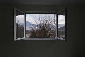 How to Soundproof a Window in a Rental – Cheap, Easy, DIY | Soundproof Guide