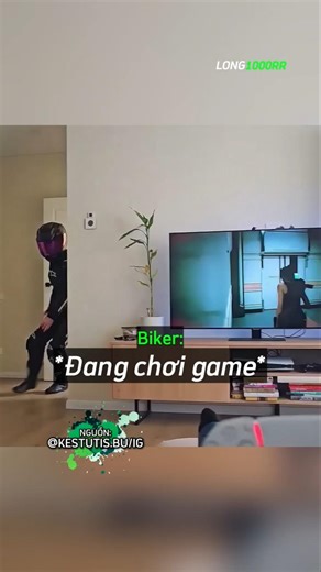 This biker has the superpower to stop time ⏰ 😂