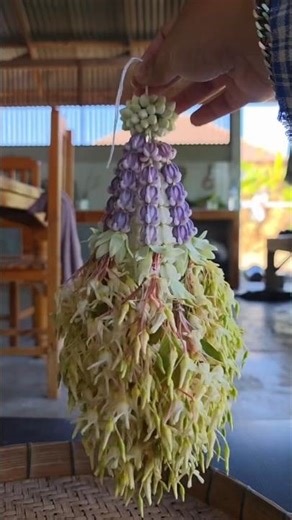 Stringing small flowers together with thread to create a beautiful shape #diy #handicrafts