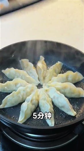 Crispy Egg Wrapper Dumpling Delight - A Must-Try Dish! | 中文: 香脆蛋皮饺子美味至极，一定要尝尝