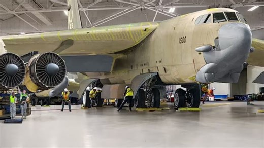 美国飞行员维护令人畏惧的B-52轰炸机的5000磅巨型发动机