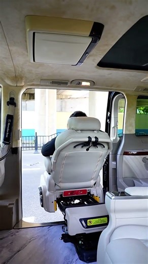 Transferring a person from a wheelchair into a vehicle using an electric lift 📌