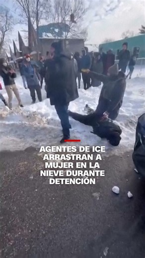 Las imágenes muestran a agentes de ICE sujetando a una mujer boca abajo en la nieve después de arrastrarla por el suelo durante una detención en Minnesota. El audio de la escena sugiere que la mujer estaba embarazada, una afirmación que CNN no ha podido confirmar. La subsecretaria del Departamento de Seguridad Nacional, Tricia McLaughlin, dijo que los manifestantes causaron múltiples lesiones a los agentes y que dos de ellos fueron detenidos. | CNN en Español