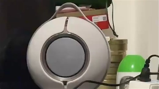 高保真音箱搭载自适应声学技术，智能识别环境优化音效，支持多场景无缝切换。沉浸式聆听体验，还原每一处声音细节，让音乐、电影、通话更真实自然。