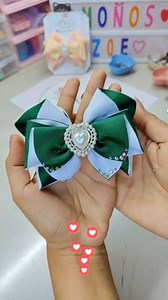 38K views · 938 reactions | El tutorial completo lo encuentras aquí en mi pagina. Si te gusta lo que comparto te invito a seguirme. No olvides dejar tu valioso like ❤️ #Moñosconliston #moñosparaniñas #moñosbonitos #hechoamano #tutorialesdemoños #tutorialesdelazos #enviosnacionales | Moños Zoe Baby | Facebook