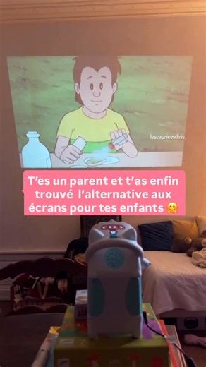 Iris | Astuces et recettes faciles, top conseillère Thermomix on Instagram: "Tu cherches une alternative aux écrans pour tes enfants ? Marre de répéter en boucle « non pas d’écran » à tes enfants ? Tu connais la @tikino_fr ? Un vrai cinéma à la maison 👌🏻 2 ans qu’on l’a à la maison, c’est une pépite ⭐️ Spécialement conçue pour les enfants de 3 à 10 ans, sans lumière bleue, non stimulante, qui respecte le cerveau et les yeux de tes enfants. Et tu sais quoi ? Tintin, Luky Luke, Petit ours brun, 